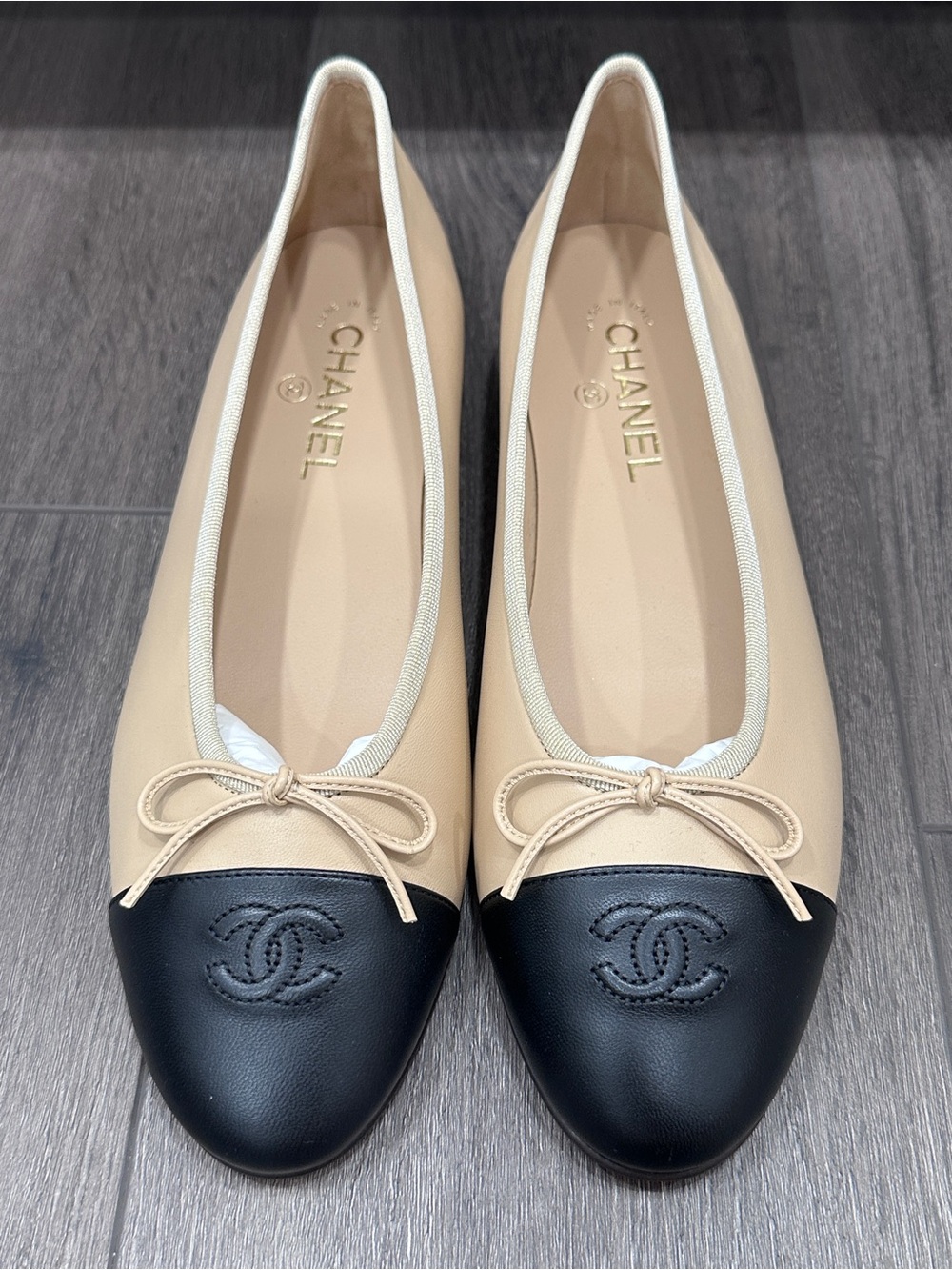 CHANEL CC LOGO BEIGE & BLACK LEATHER BALLET BALLERINA FLATS SHOES Size 41C NEW